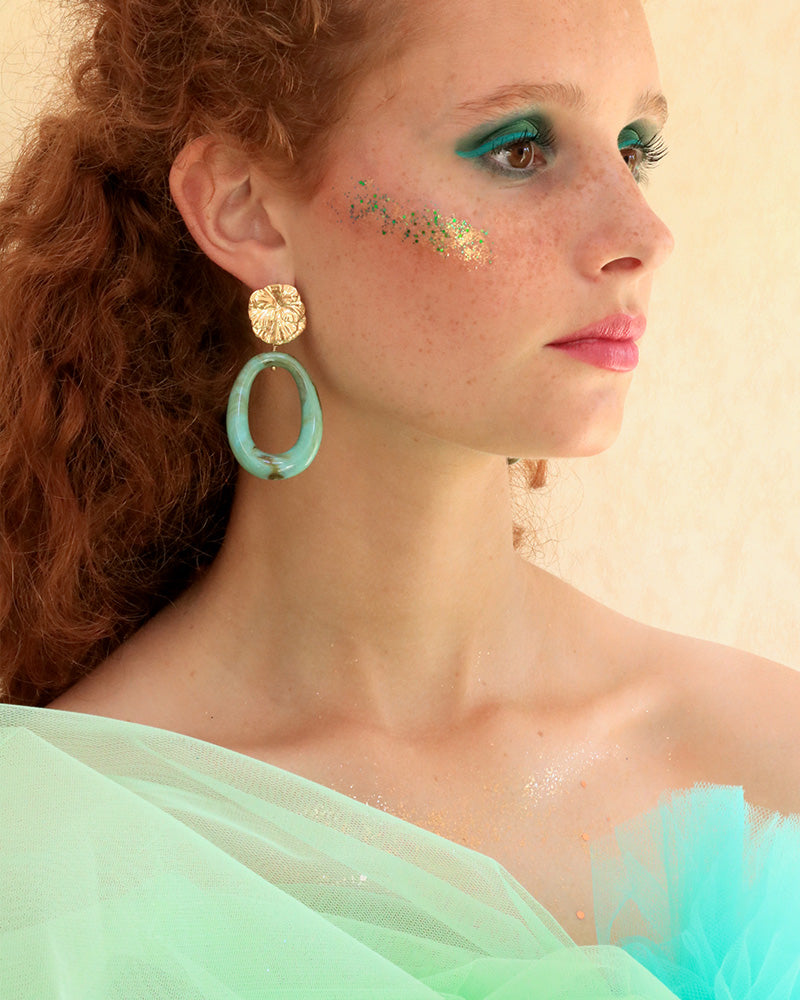 Boucles Néréides Acrylique Turquoise Porté - Artisanat Bordeaux