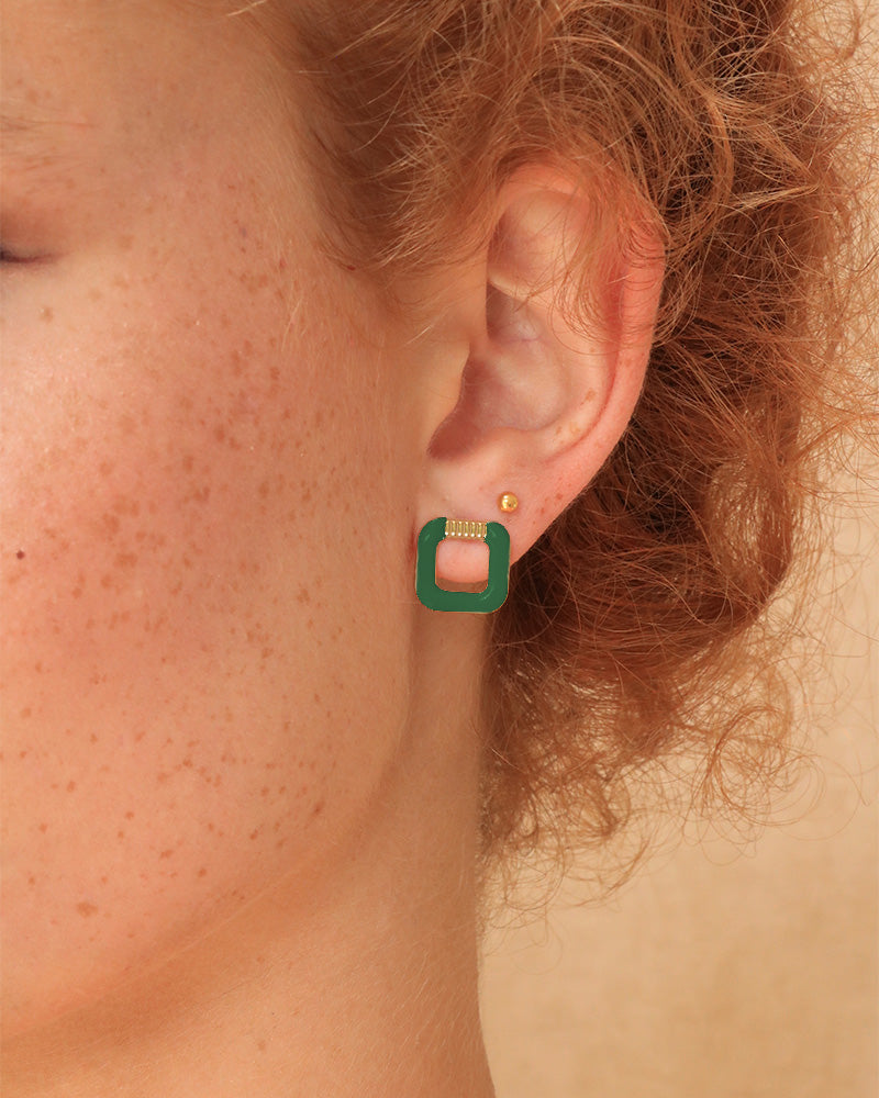 Boucle vert émeraude porté, création artisanale Aurélie Joliff, bijouterie Bordeaux.