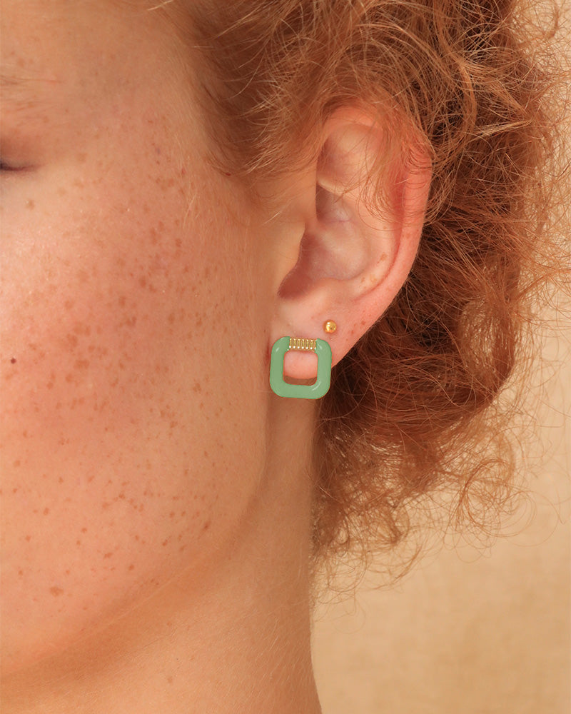 Boucle vert eucalyptus porté, création artisanale Aurélie Joliff, bijouterie Bordeaux.
