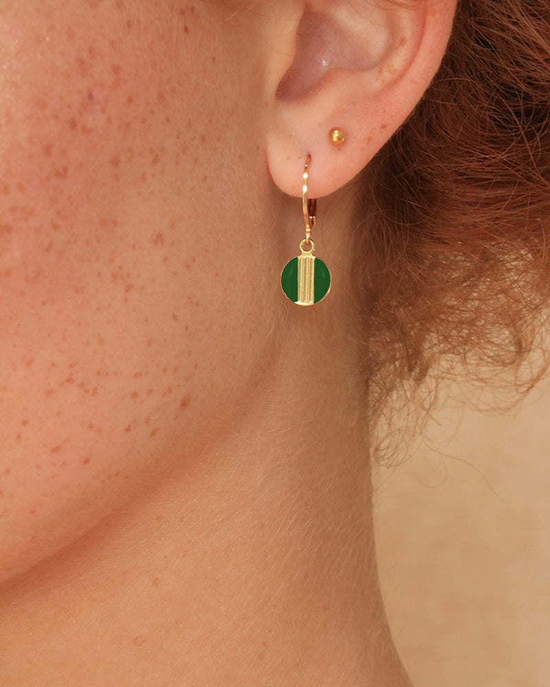 Boucle vert émeraude porté, création artisanale Aurélie Joliff, bijouterie Bordeaux.