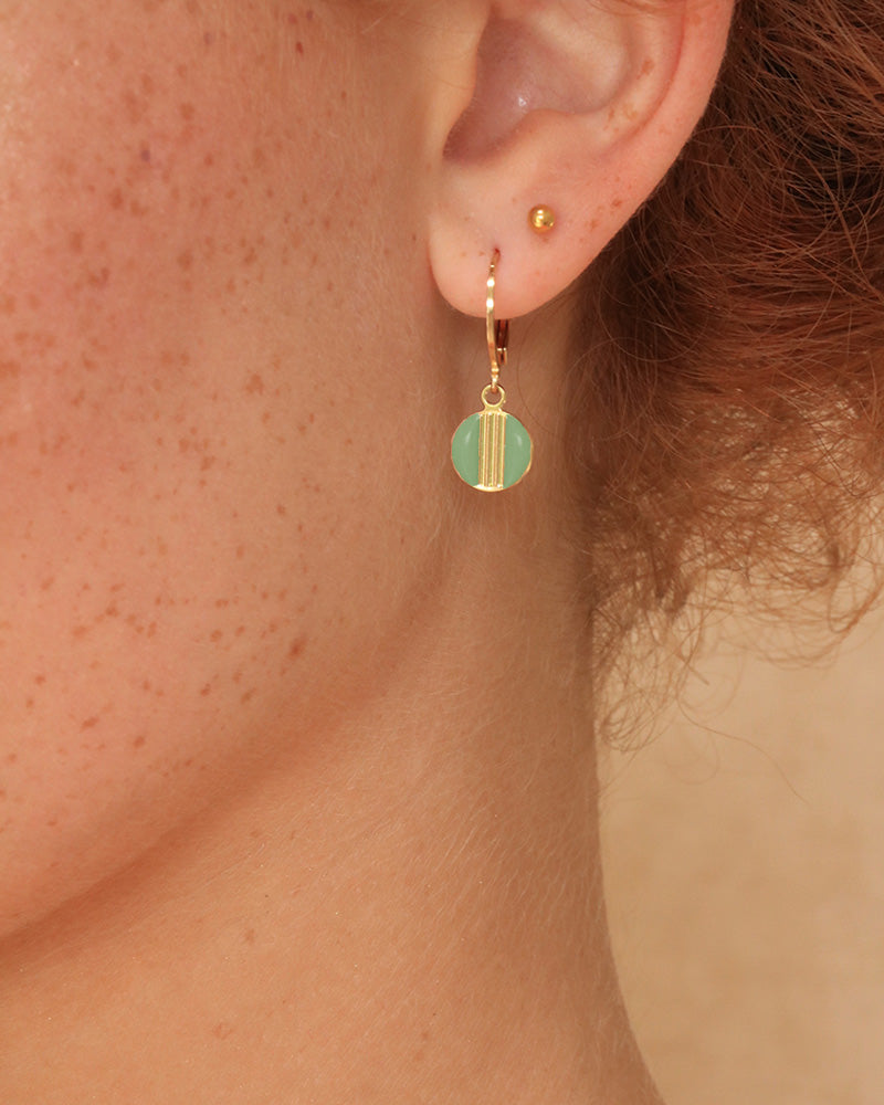 Boucle vert eucalyptus porté, création artisanale Aurélie Joliff, bijouterie Bordeaux.