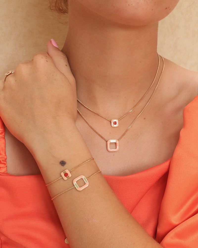 Collier nude porté, création artisanale Aurélie Joliff, bijouterie Bordeaux.