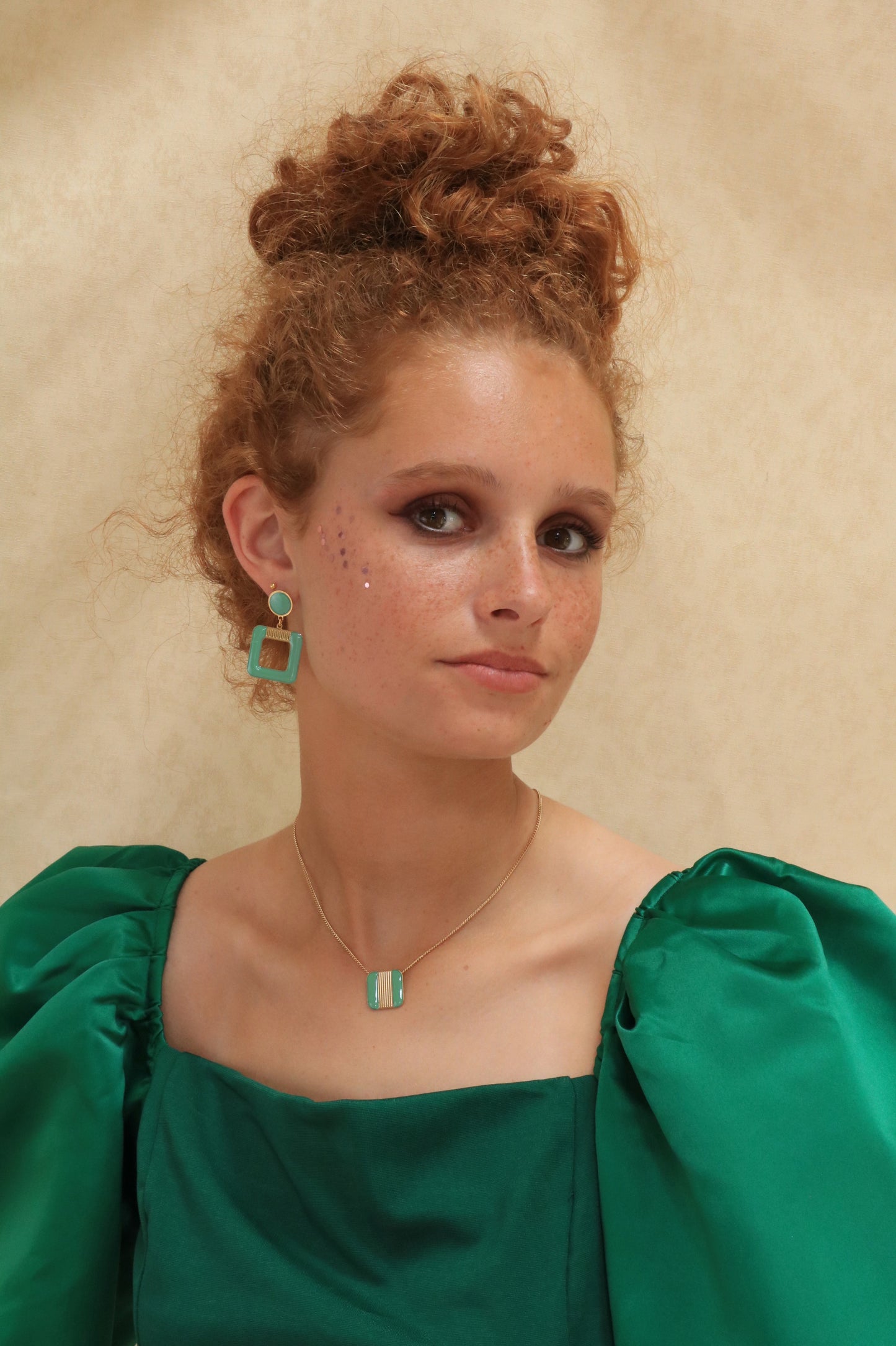 Boucle vert eucalyptus porté, création artisanale Aurélie Joliff, bijouterie Bordeaux.