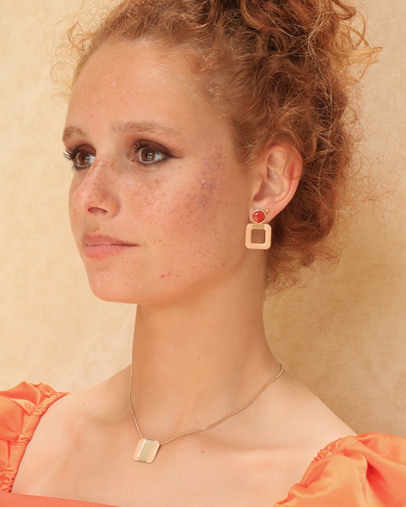 Collier nude porté, création artisanale Aurélie Joliff, bijouterie Bordeaux.