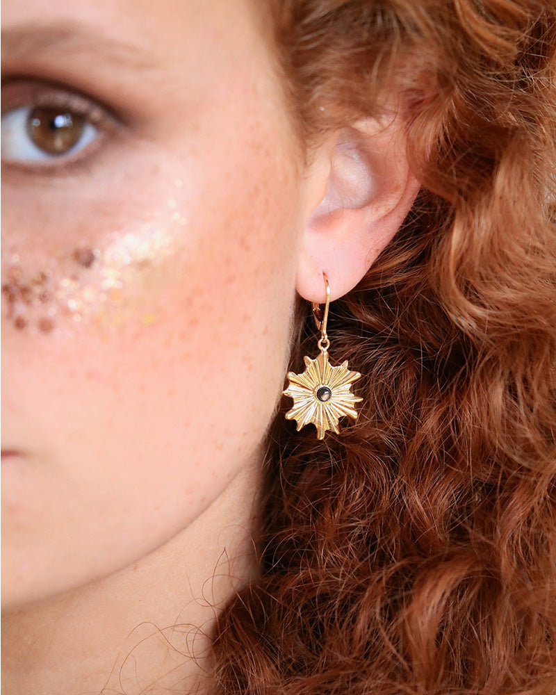 Boucles d'oreilles Résurrection Nacre Gris Portée - Artisanat Bordeaux