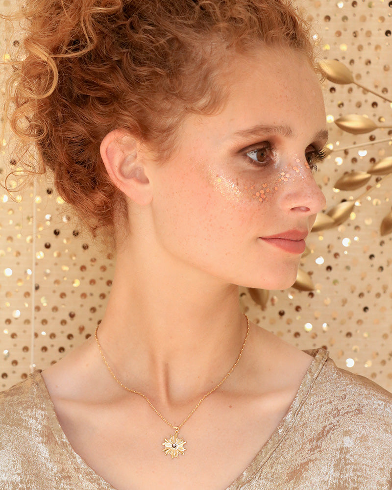 Collier Résurrection Nacre Gris Porté - Artisanat Bordeaux