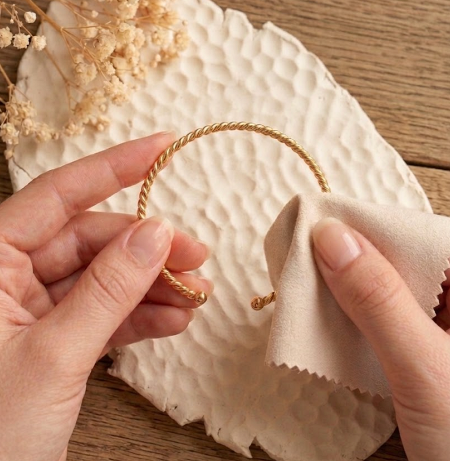 Comment nettoyer vos Bijoux Dorés à l'or fin : Guide Complet 2026