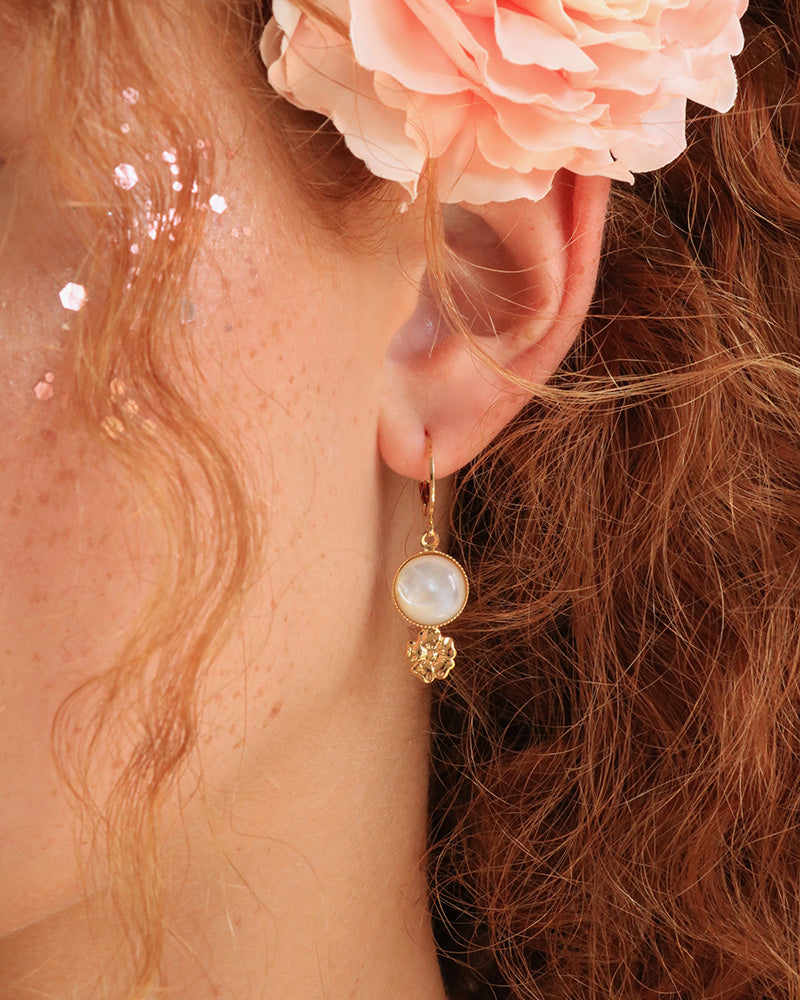 Boucle Petites Pendantes Eclosion Blanche Portée - Artisanat Bordeaux