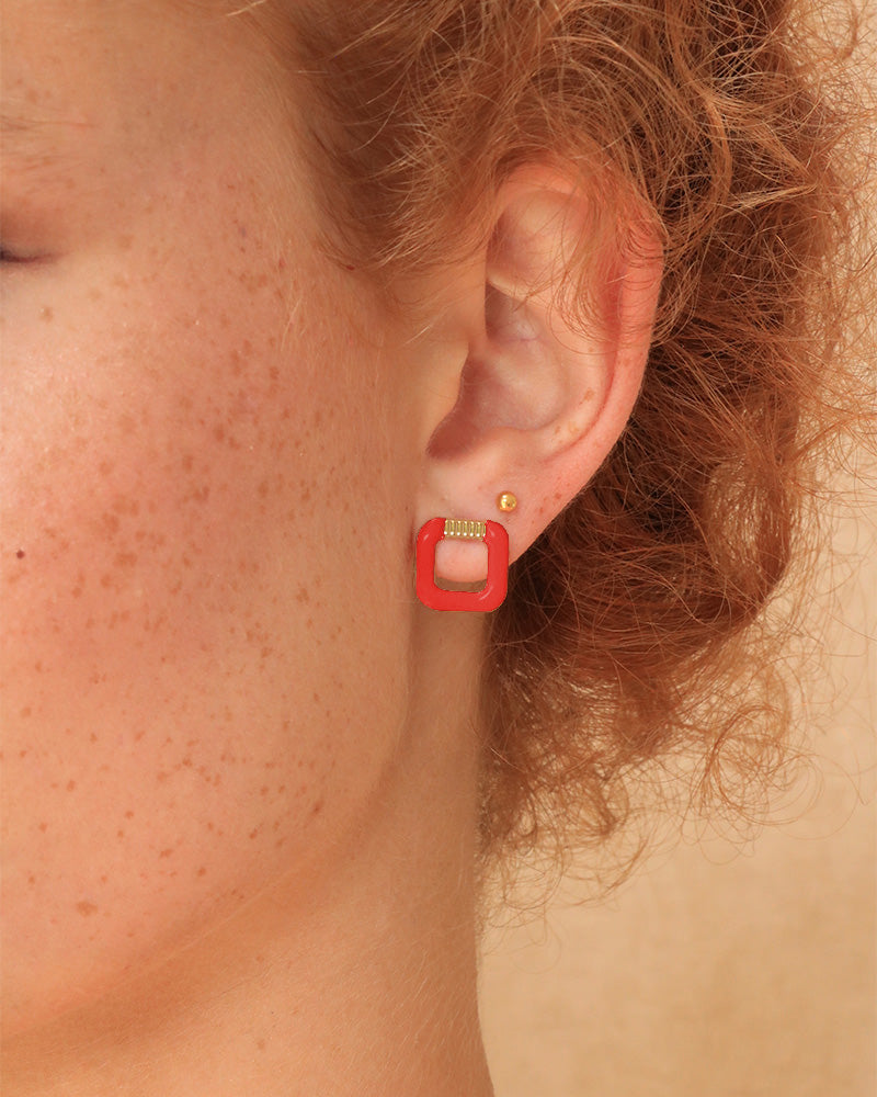 Boucle corail porté, création artisanale Aurélie Joliff, bijouterie Bordeaux.
