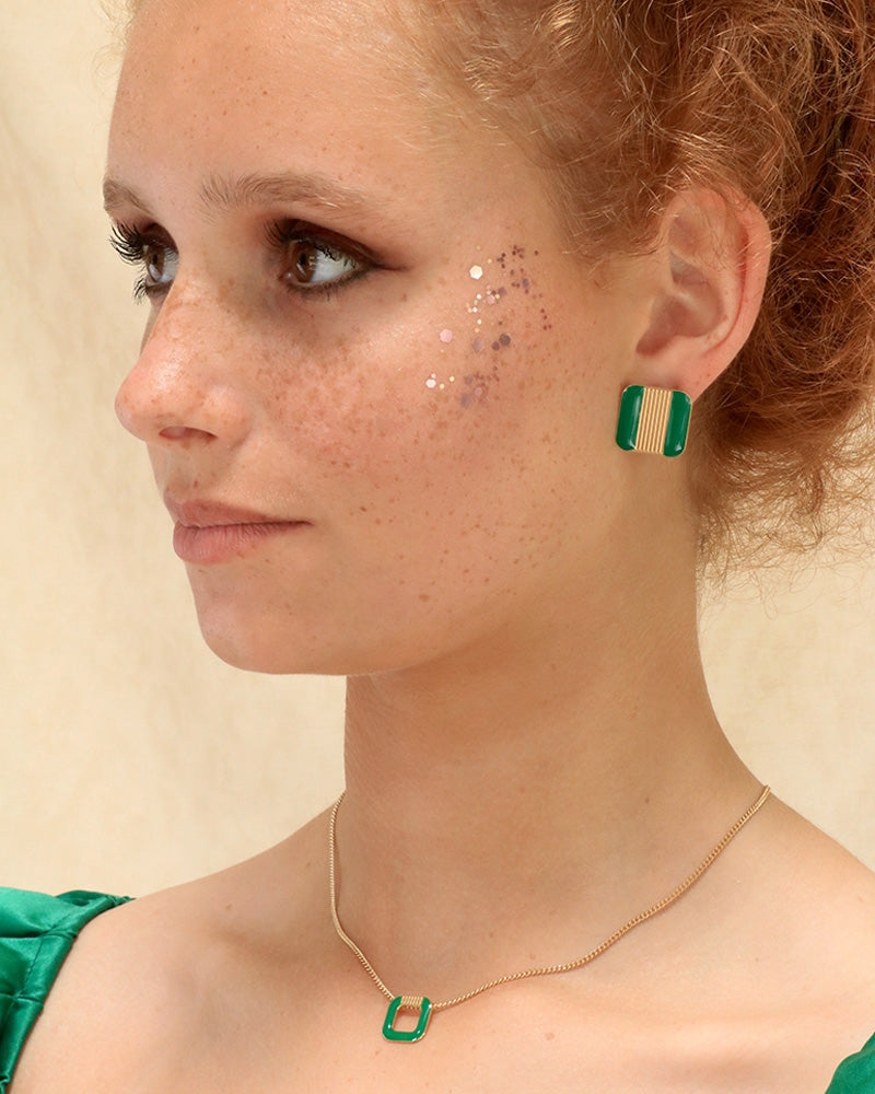 Boucle vert émeraude porté, création artisanale Aurélie Joliff, bijouterie Bordeaux.
