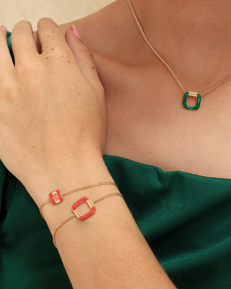 Bracelet corail porté, création artisanale Aurélie Joliff, bijouterie Bordeaux.