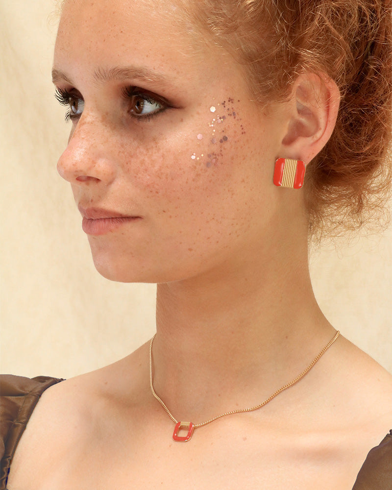 Collier et boucle corail porté, création artisanale Aurélie Joliff, bijouterie Bordeaux.
