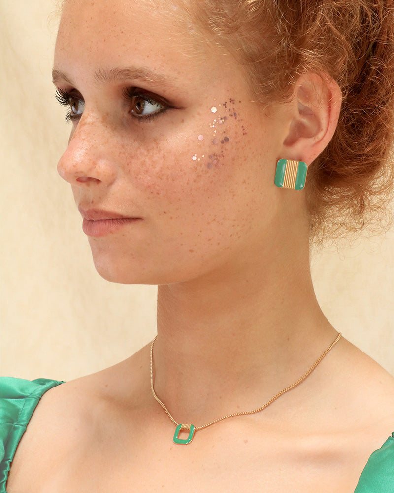 Collier et boucle vert eucalyptus porté, création artisanale Aurélie Joliff, bijouterie Bordeaux.