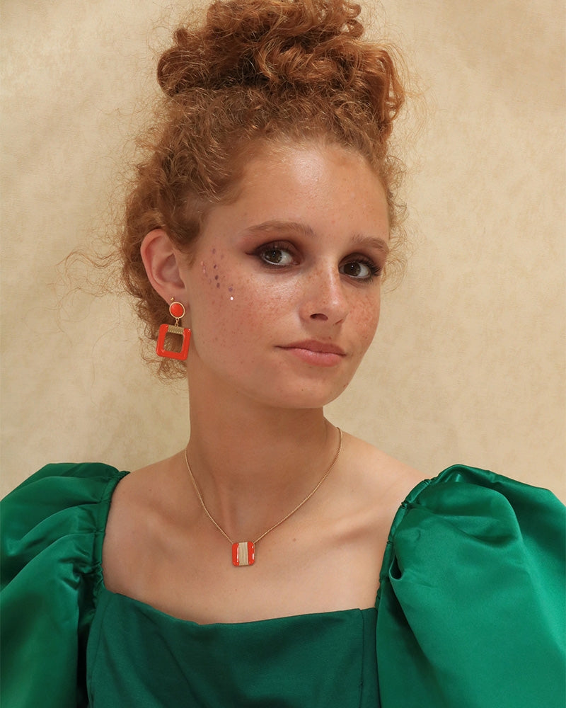 Collier corail porté, création artisanale Aurélie Joliff, bijouterie Bordeaux.