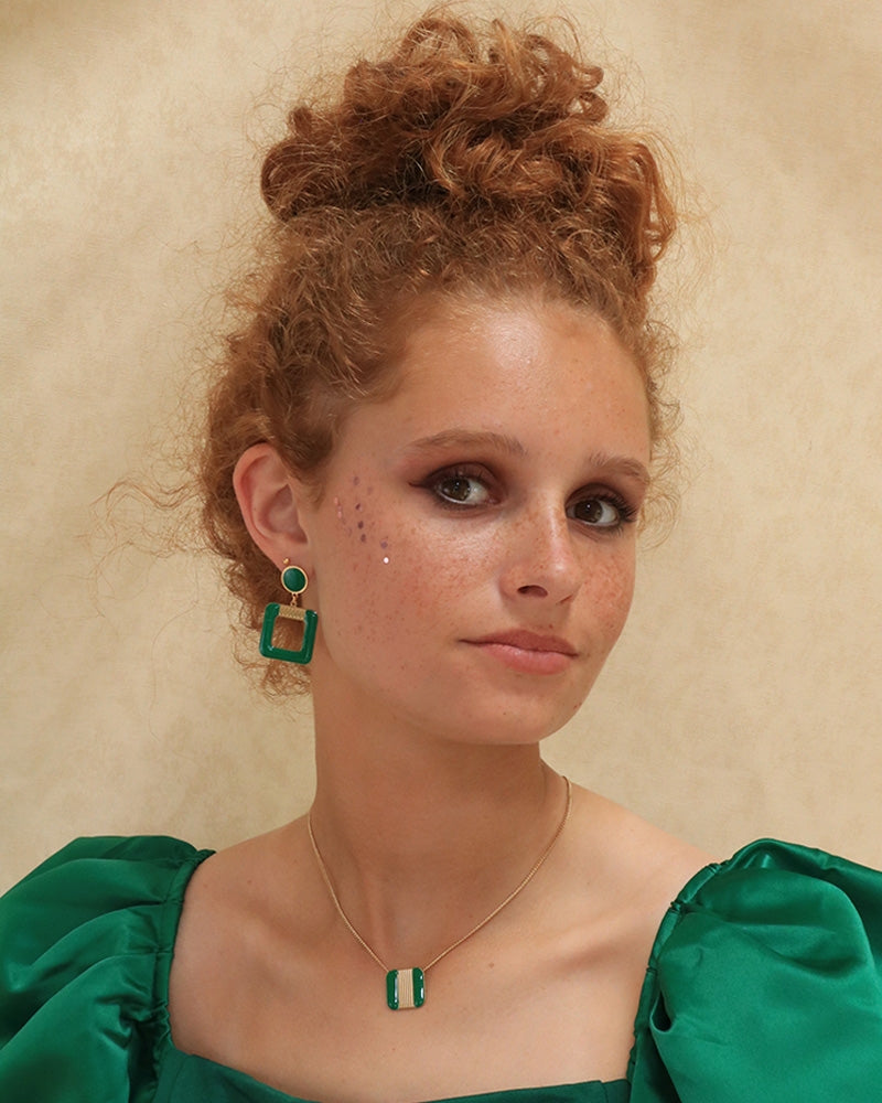 Collier vert émeraude porté, création artisanale Aurélie Joliff, bijouterie Bordeaux.