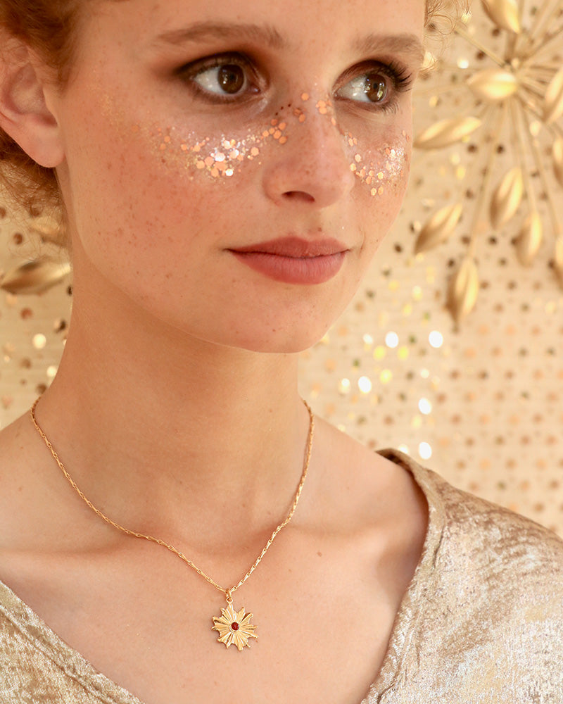 Collier Résurrection Cornaline Porté - Artisanat Bordeaux