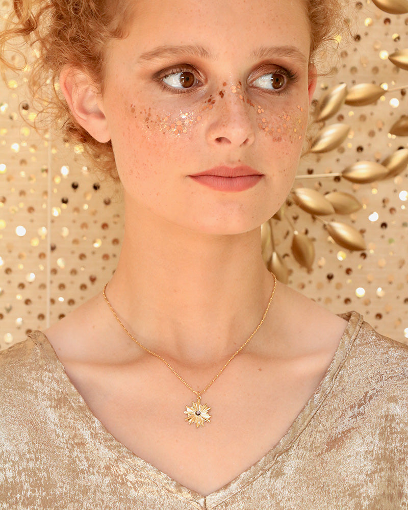 Collier Résurrection Nacre Gris Porté - Artisanat Bordeaux