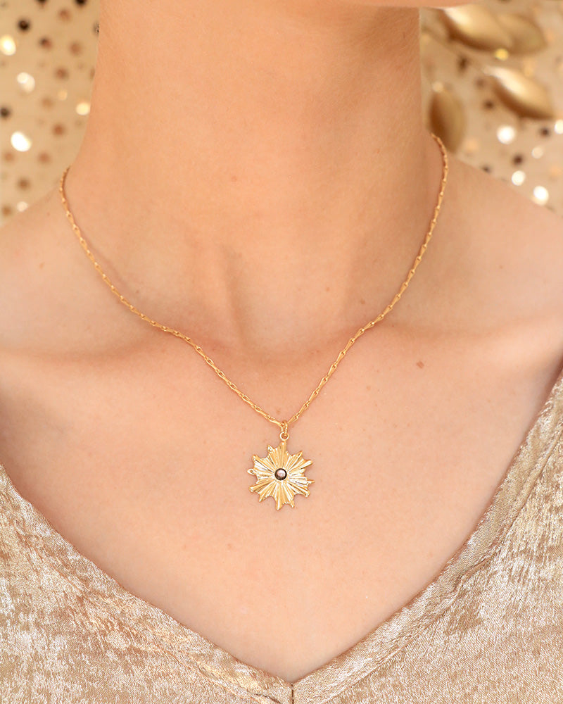 Collier Résurrection Nacre Gris Porté - Artisanat Bordeaux